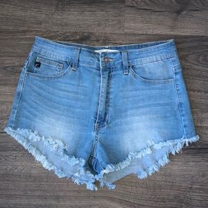 Medium Wash Denim Cut-off Shorts🦋